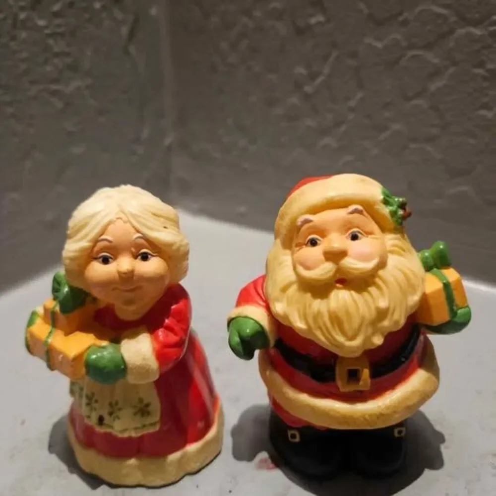 Vintage Santa and Mrs. Claus Plastic Salt and Pepper Shakers Hallmark